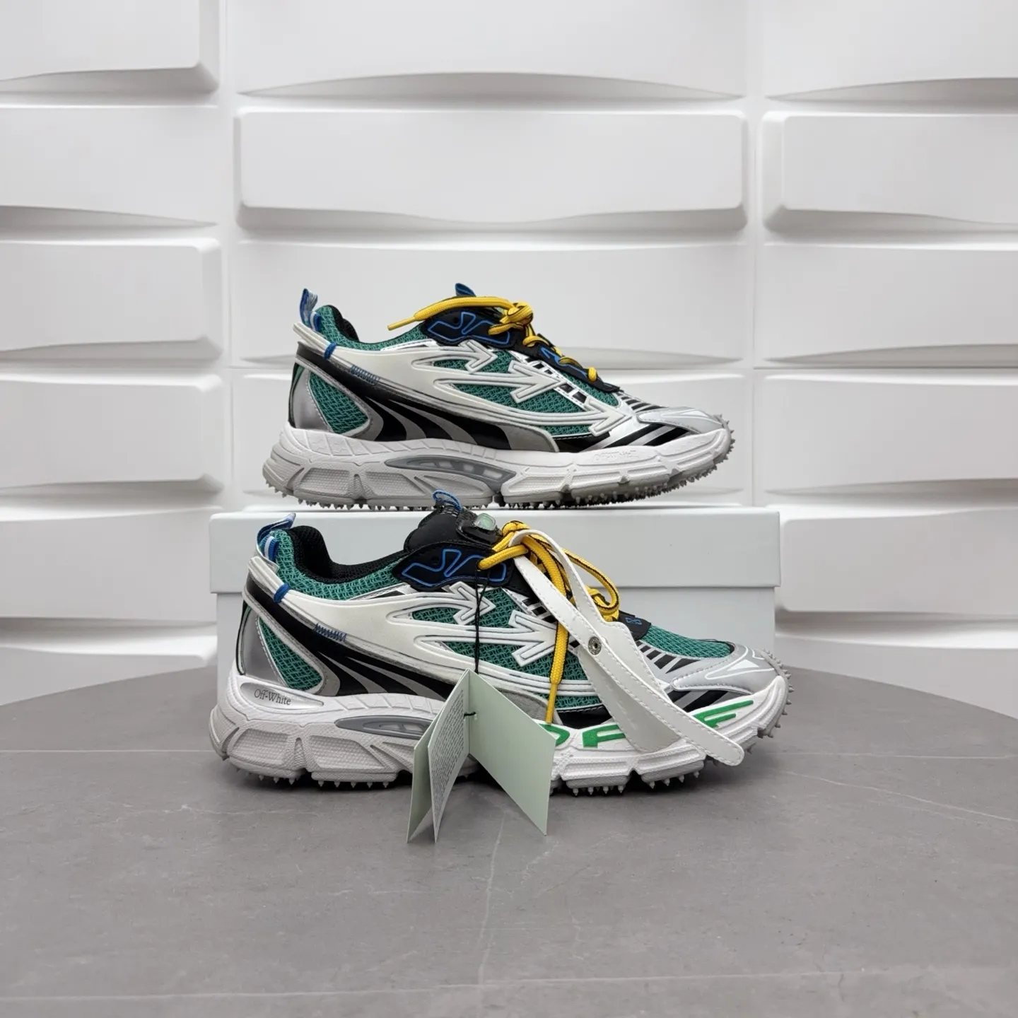 【off- white】P: 720💰Couple style👫, Size: 35-44 (Male 38.45.46 custom-made) High-quality version👊"Out of office" series original mold opening, original lasting, production process 1:1 original version ➰OFF GREY) OFF-WHITE Be Right Back Couple style👫Round toe lace-up arrow pattern low-top lifestyle casual shoes green. A running shoe called the "Be Right Back" sneaker. The design of this sneaker is inspired by Japanese sports aesthetics and craftsmanship, with running performance and principles at its core.